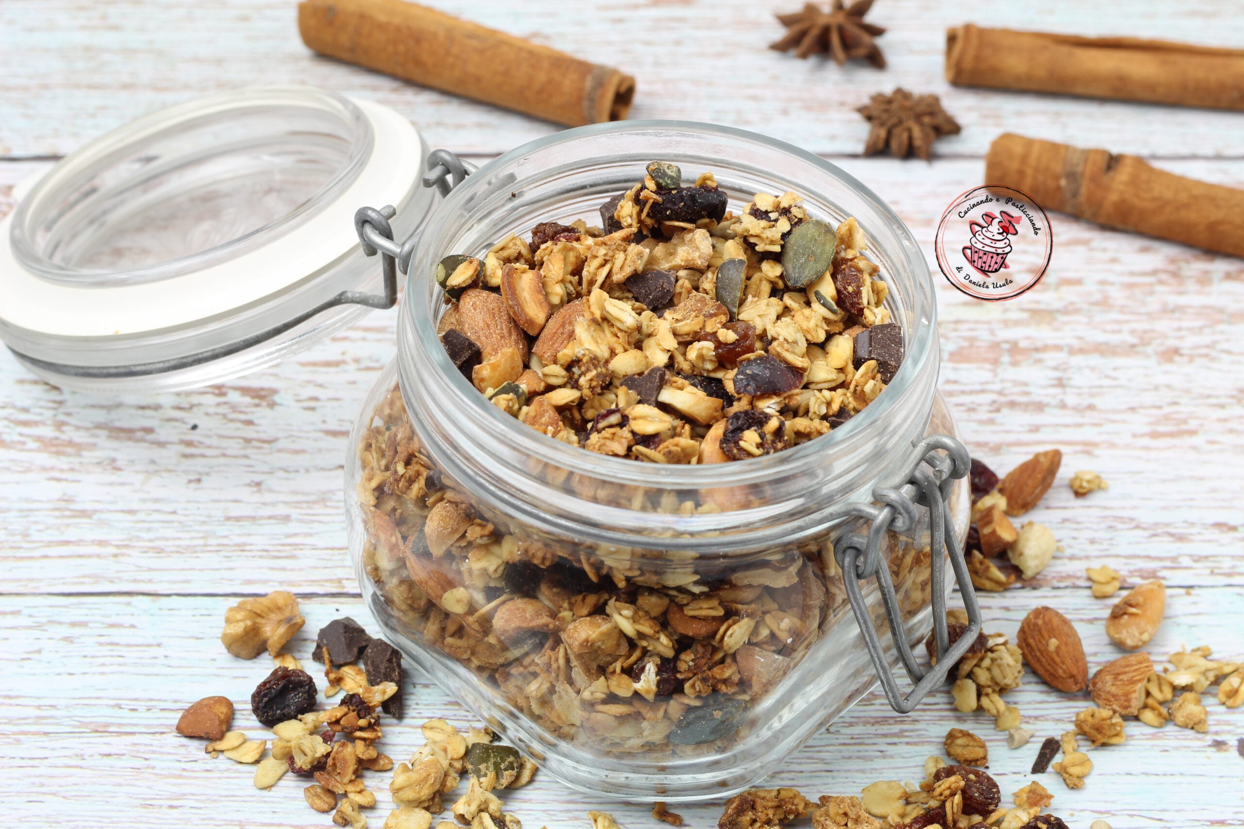 CRISPY AND HEALTHY HOMEMADE GRANOLA: Simple and Customizable Recipe