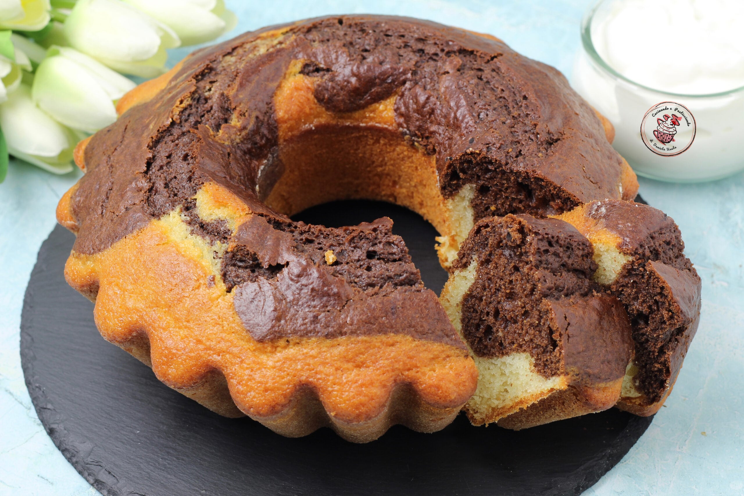 TWO-FLAVOR YOGURT BUNDT CAKE: Soft, Quick, and Perfect for Breakfast