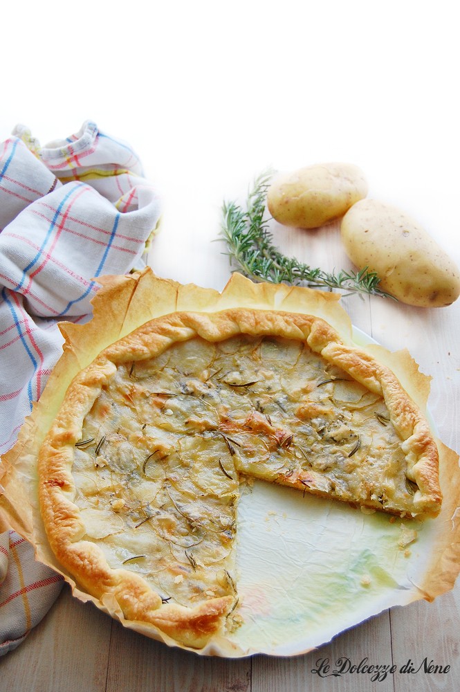 Puff pastry pie with potatoes