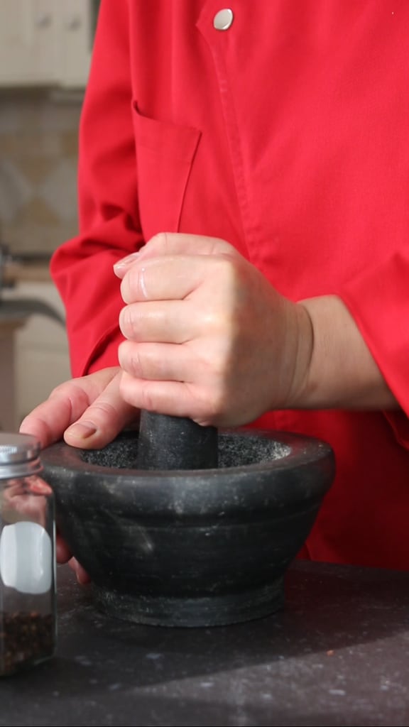 crush whole spices with the pestle with circular motions and from top to bottom until the spices are reduced to a fine powder