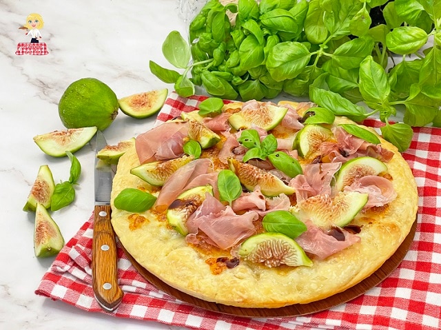PIZZA WITH FIGS AND PROSCIUTTO