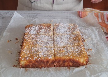 Before serving the nun's cake, sprinkle it with powdered sugar.