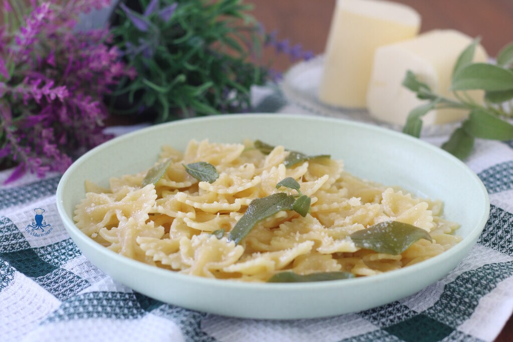 Pasta with butter, sage, and walnuts Add to the classic sauce a handful of coarsely chopped walnuts. They provide crunchiness and an elegant touch that pairs beautifully with sage. 2. Pasta with butter, sage, and pumpkin Sauté some diced pumpkin in a pan until soft and caramelized, then add butter and sage. A perfect autumnal pairing, sweet and aromatic. 3. Gourmet Butter and Sage Ravioli Try the sauce with stuffed ravioli (ricotta and spinach, pumpkin, or mushrooms). The delicacy of the filling is enhanced by the simplicity of the sauce. 4. Pasta with butter, sage, and truffle For a special occasion, complete the dish with fresh truffle shavings or a drizzle of truffle oil. A timeless touch of luxury. 5. Pasta with butter, sage, and orange zest Grate some untreated orange zest into the melted butter along with the sage. You will get a fresh and citrusy aroma that surprises at the first taste. 6. Brown Butter and Sage Let the butter cook a few minutes longer until it turns a hazelnut color: you'll have a sauce with toasted notes and a more intense flavor, perfect with fresh egg pasta.