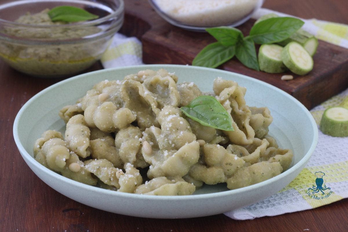 Pasta with Zucchini Pesto, a Creamy and Quick Recipe.