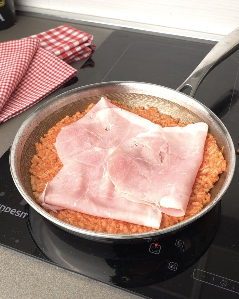 add the cooked ham on the timbale