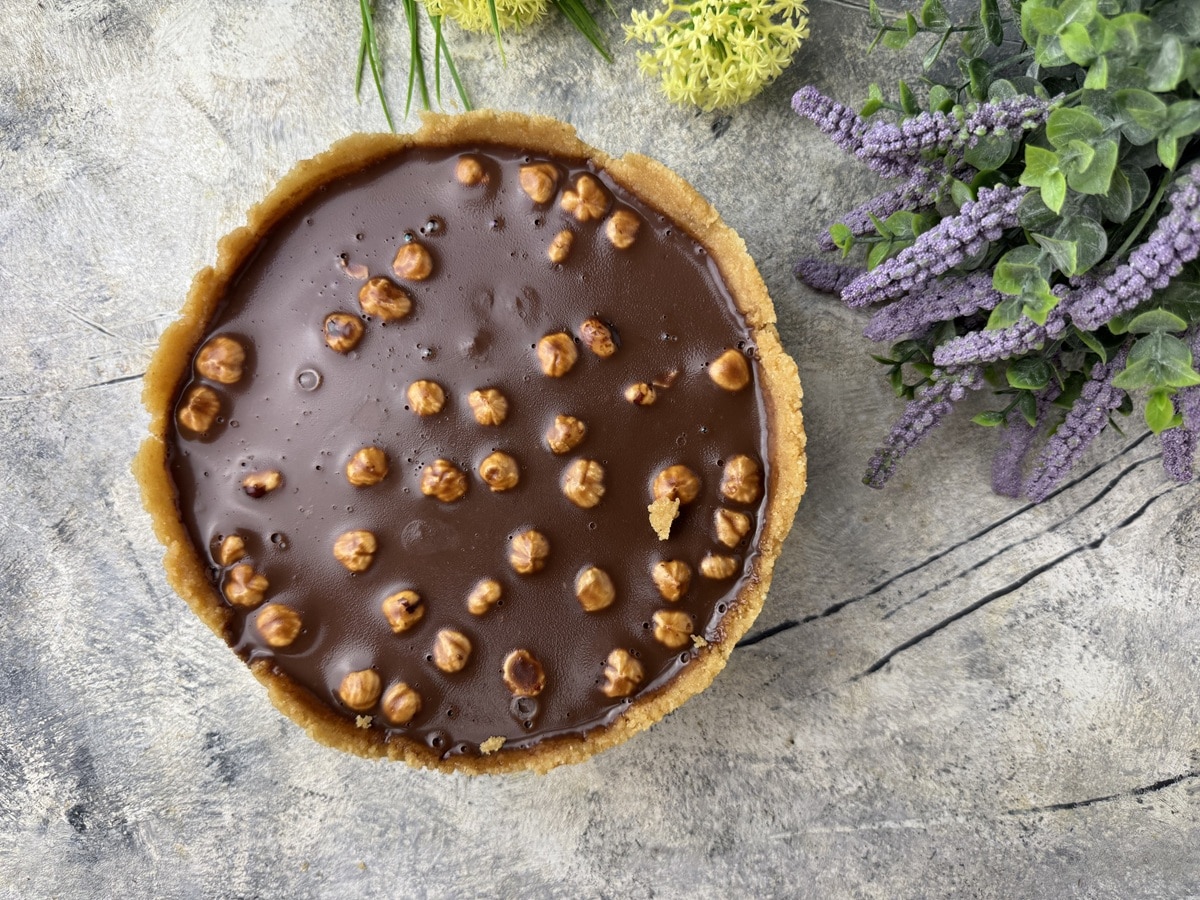 No-bake Cold Chocolate Cake with Biscuits and Hazelnuts