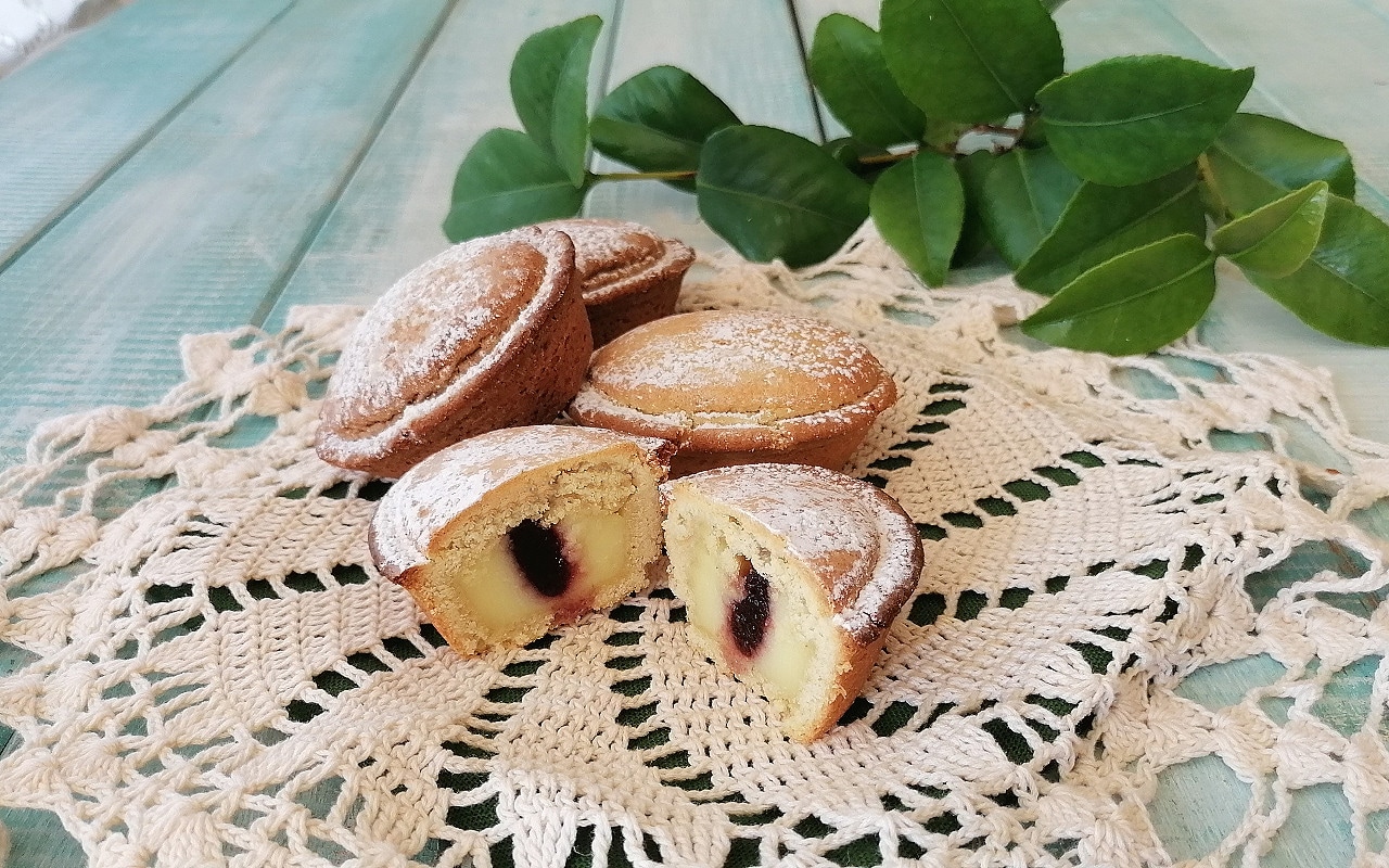PASTICCIOTTI LECCESI CREAM AND BLACK CHERRY