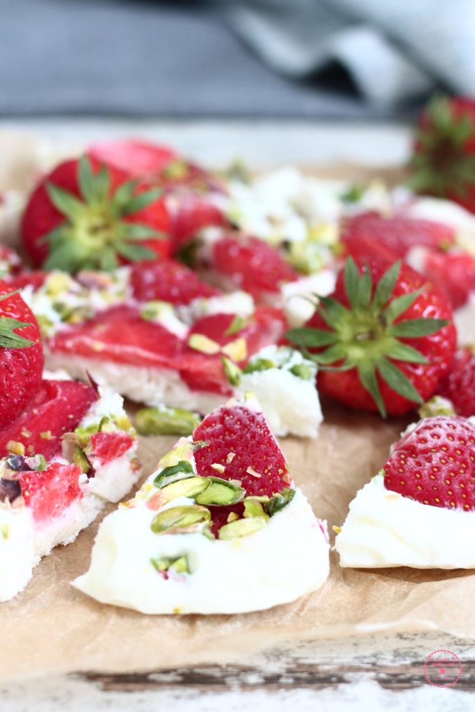 Strawberry and Pistachio Frozen Yogurt Bars