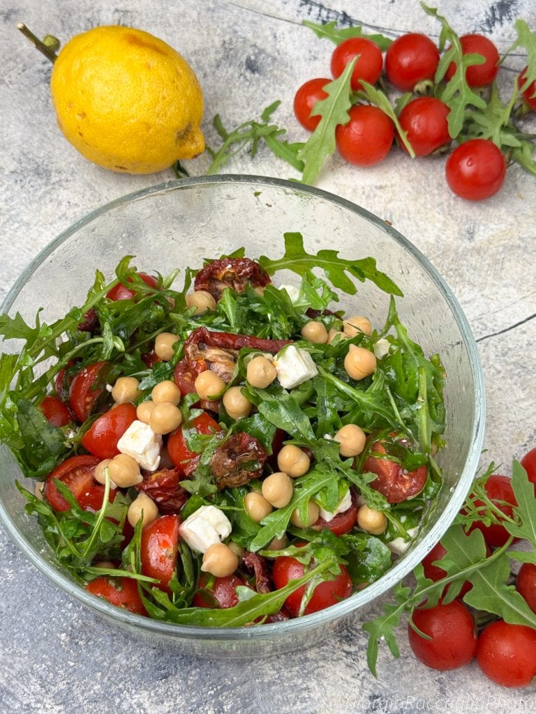 summer salad with arugula and chickpeas