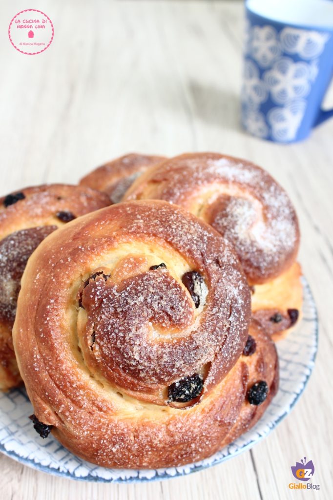Yogurt Rolls with Raisins