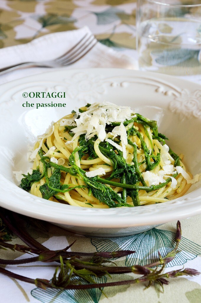 spaghetti with bruscandoli - pasta with wild herbs