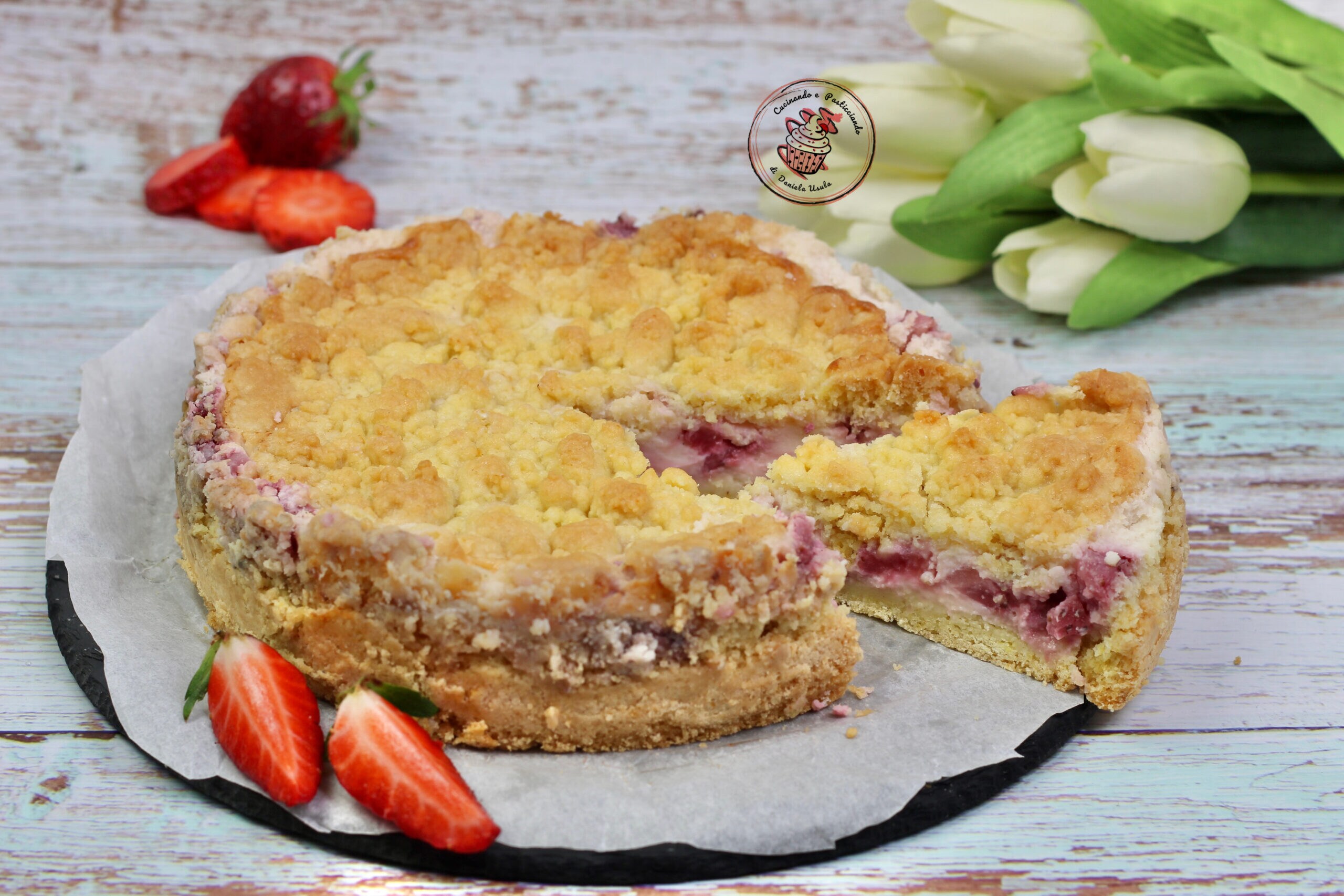 CRUMB CAKE WITH MASCARPONE AND STRAWBERRIES: the Creamy and Crunchy Dessert that Smells like Spring
