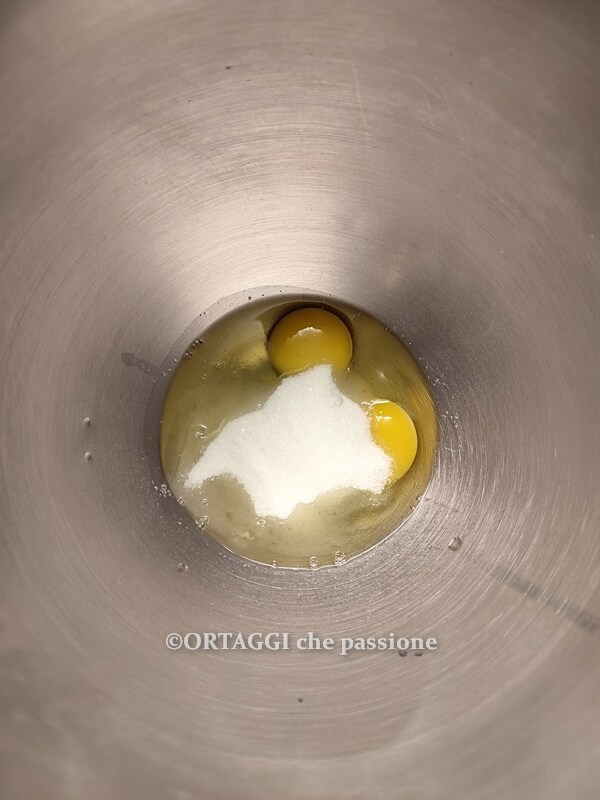 eggs with sugar to be whisked