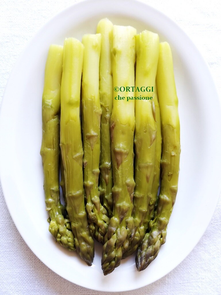 steamed boiled asparagus