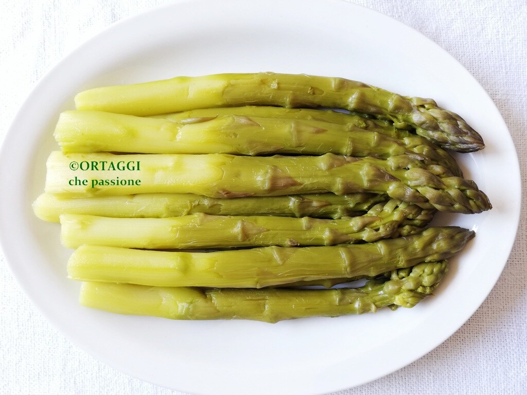 boiled and whole cooked asparagus