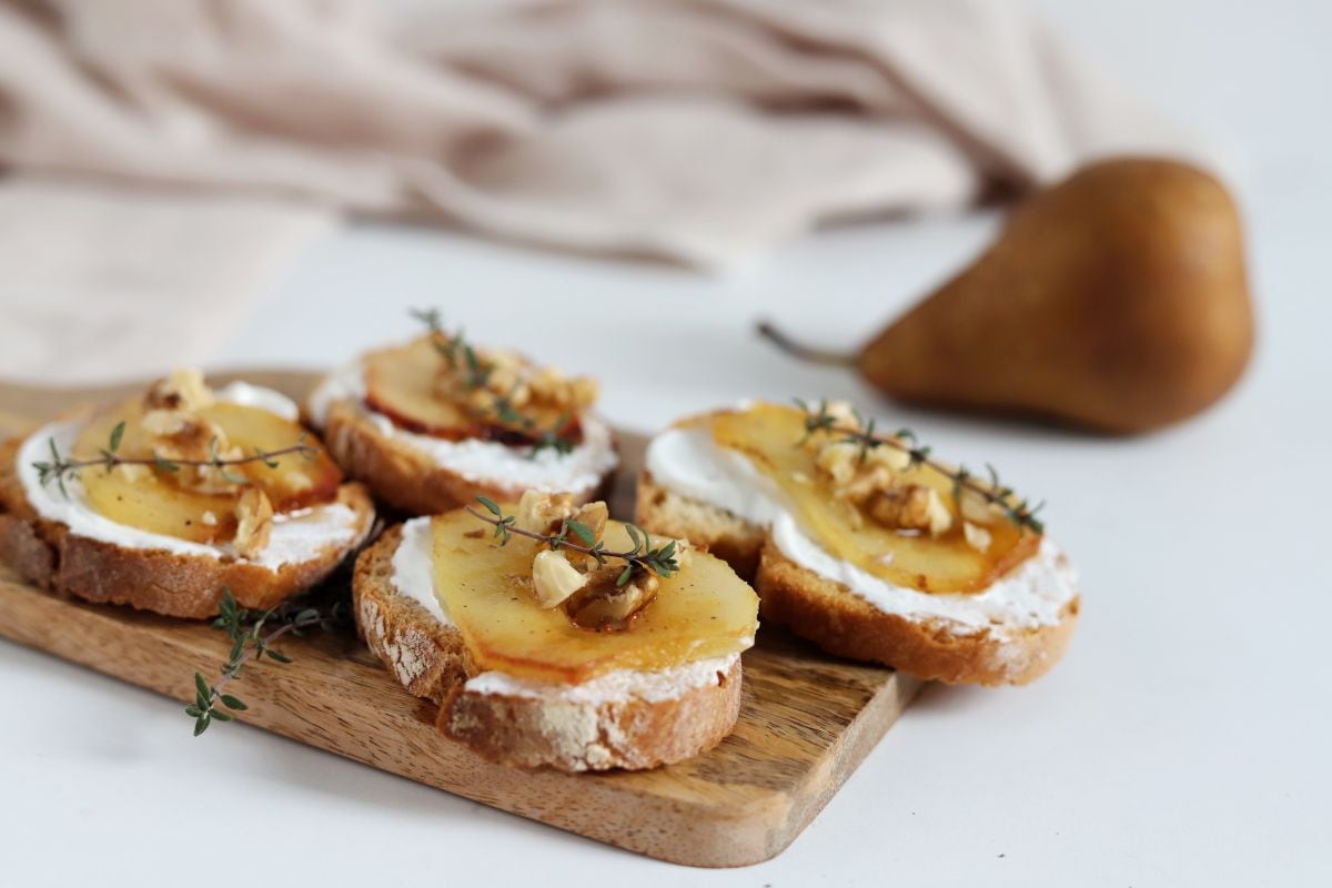 CROSTINI WITH ROASTED PEARS
