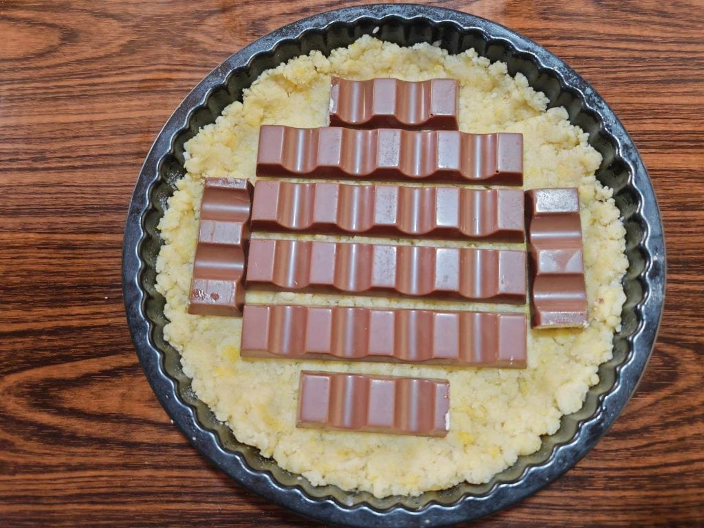 Crumble Pie Filled with Chocolate Bars