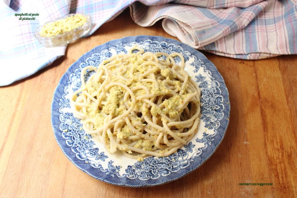 spaghetti with pistachio pesto