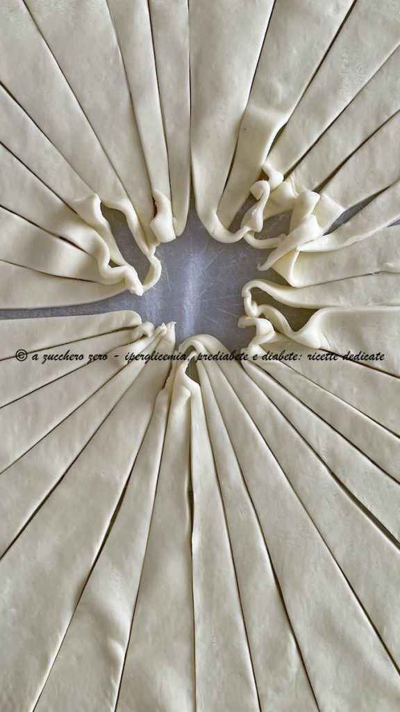 32 mini light puff pastry croissants, round base