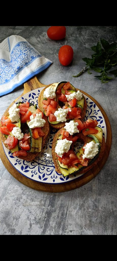 Distribute the cottage cheese on the friselle