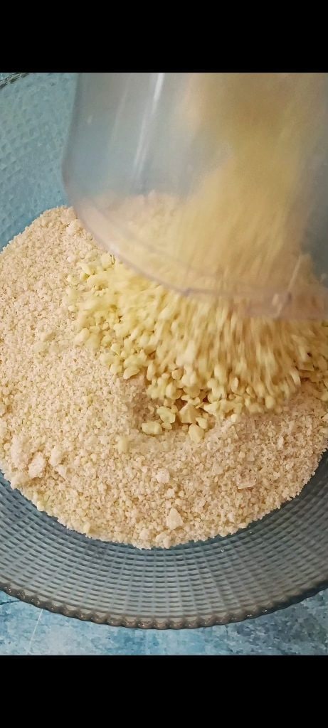 Combine almonds and white chocolate in a bowl