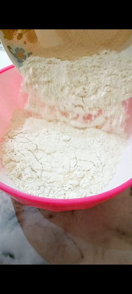 We add the flour and start kneading