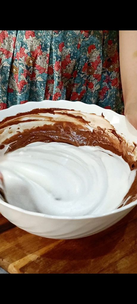 Adding the meringue to the yolks and chocolate