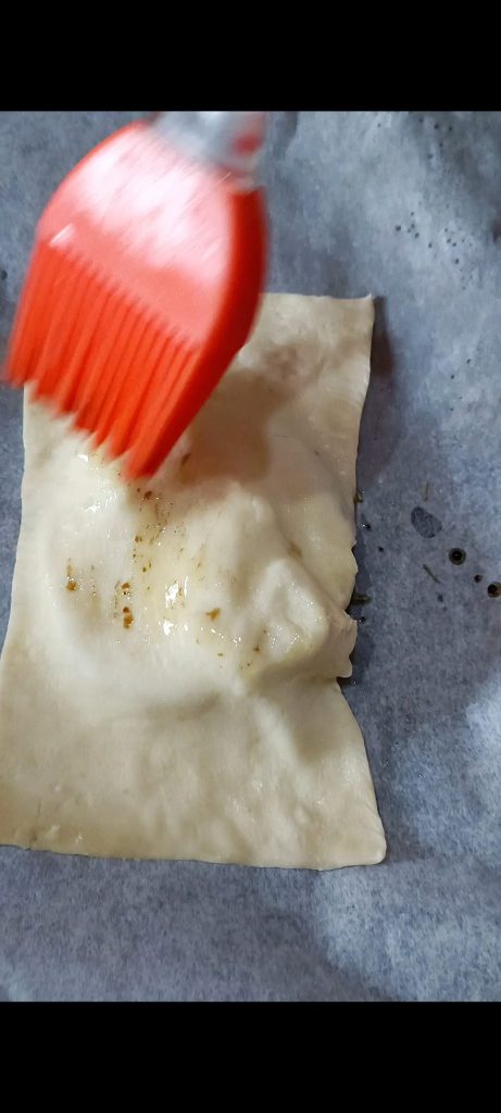 Spread with a kitchen brush the puff pastry