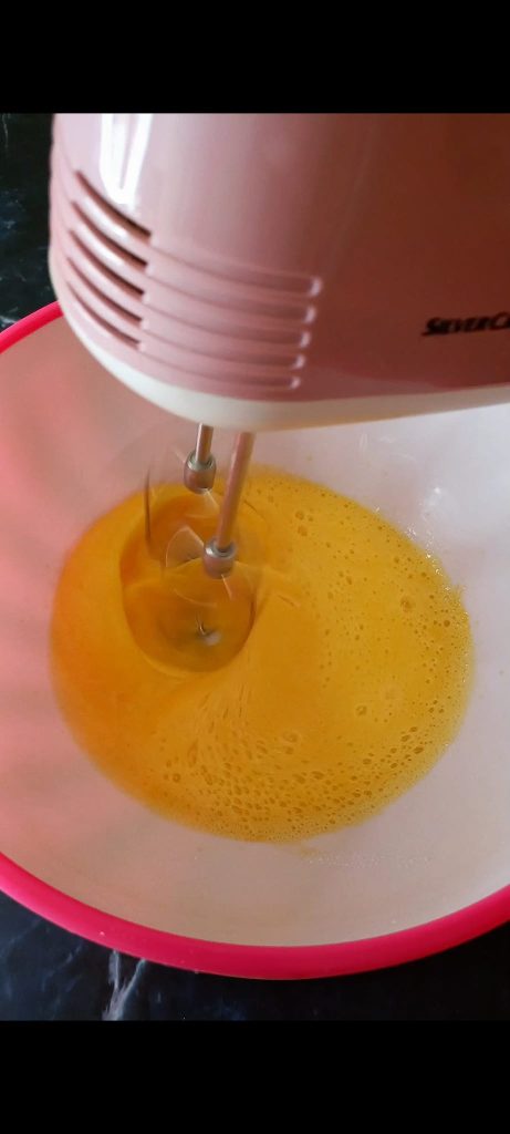 Whipping eggs with sugar