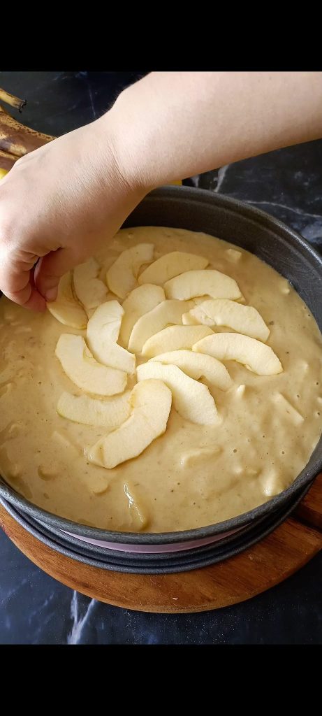 Decorating with apple slices