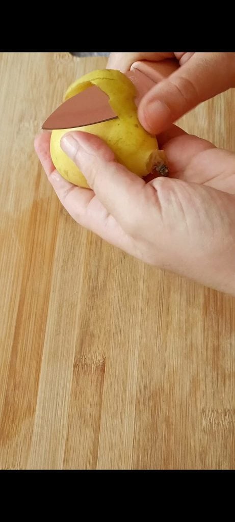 Cut the pears into cubes