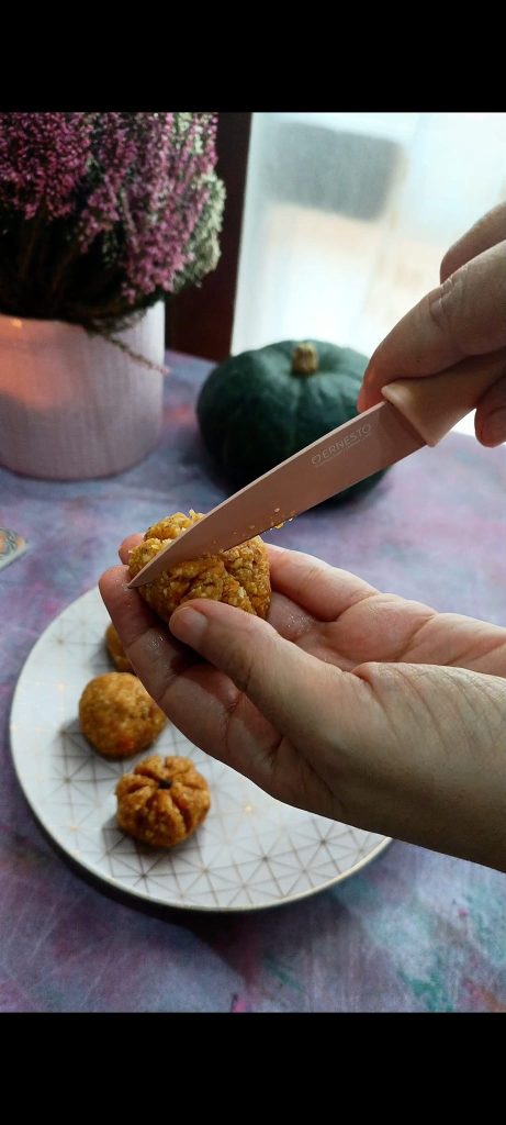 Shape the pumpkin bites