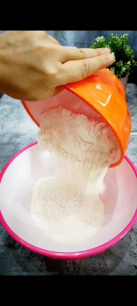 We pour flour with sugar into the bowl
