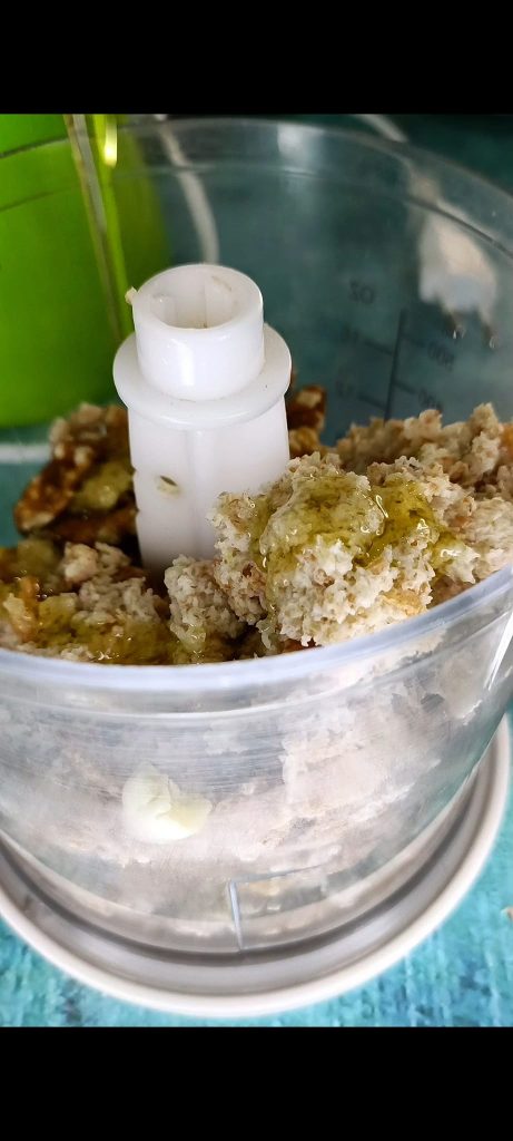 Prepare the walnut sauce