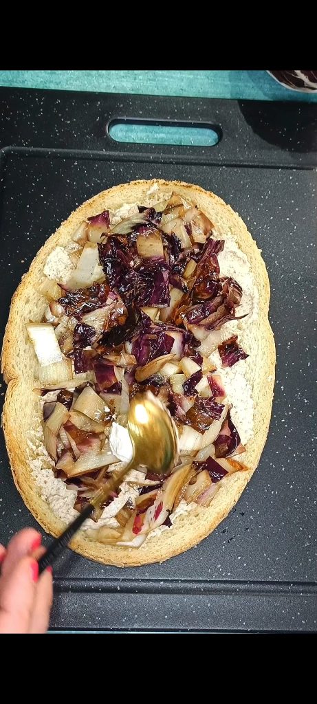 Distribute on each slice of bread the radicchio and stracciatella
