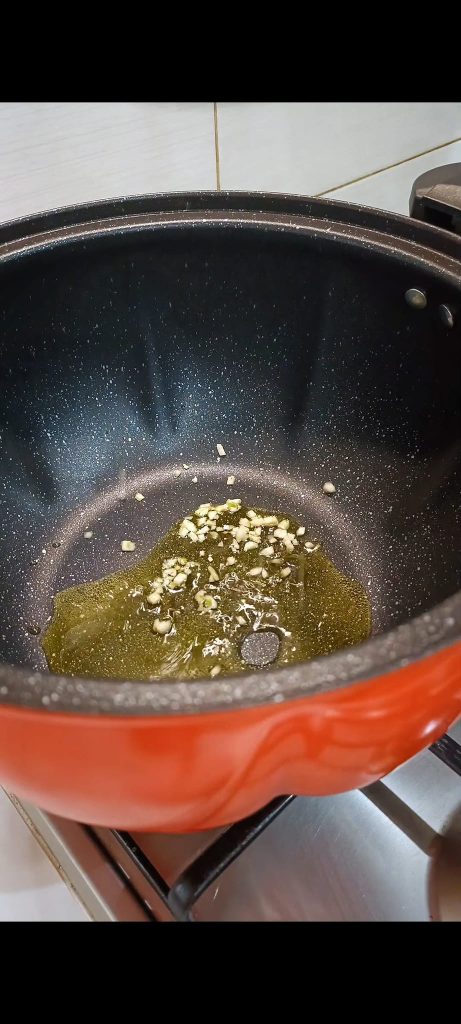 Sautéing garlic and oil