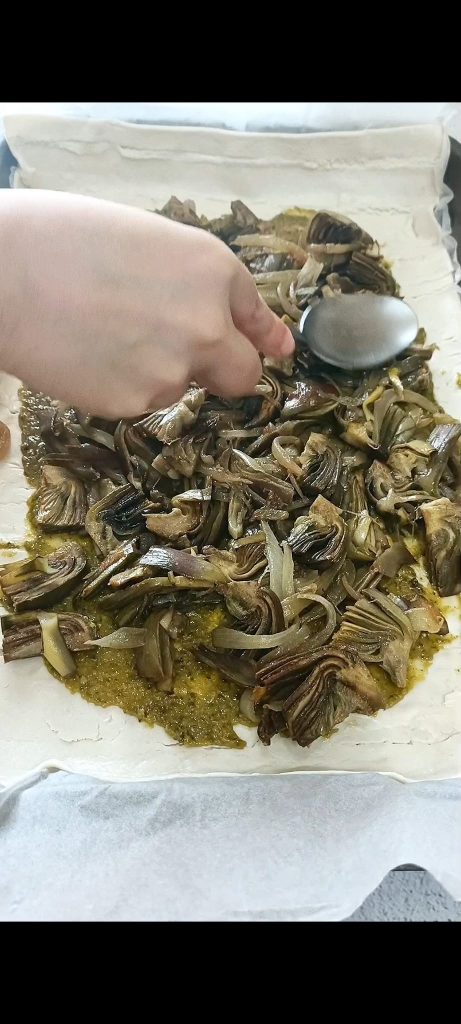 We lay the artichokes on the pastry