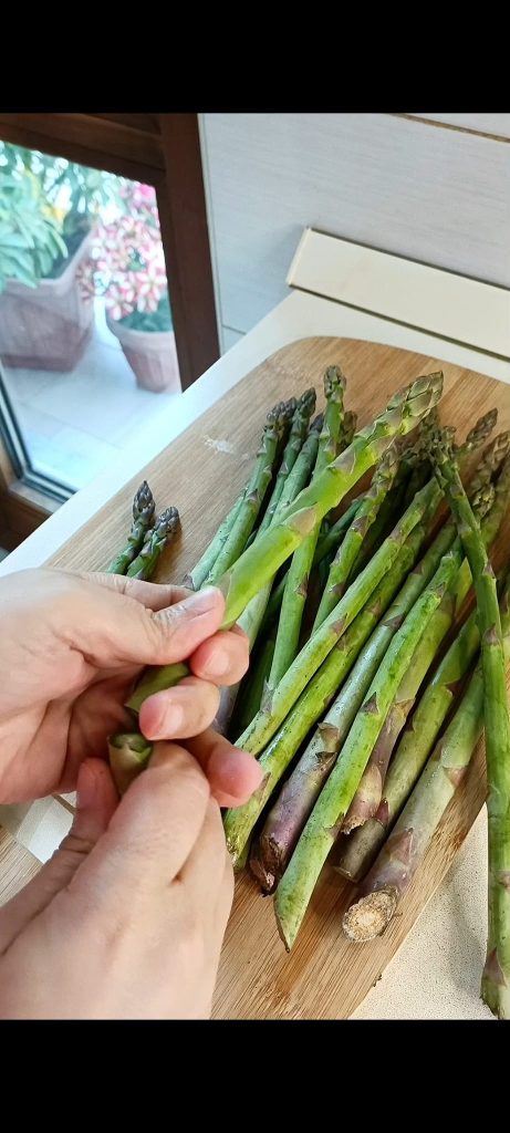 Cleaning the asparagus
