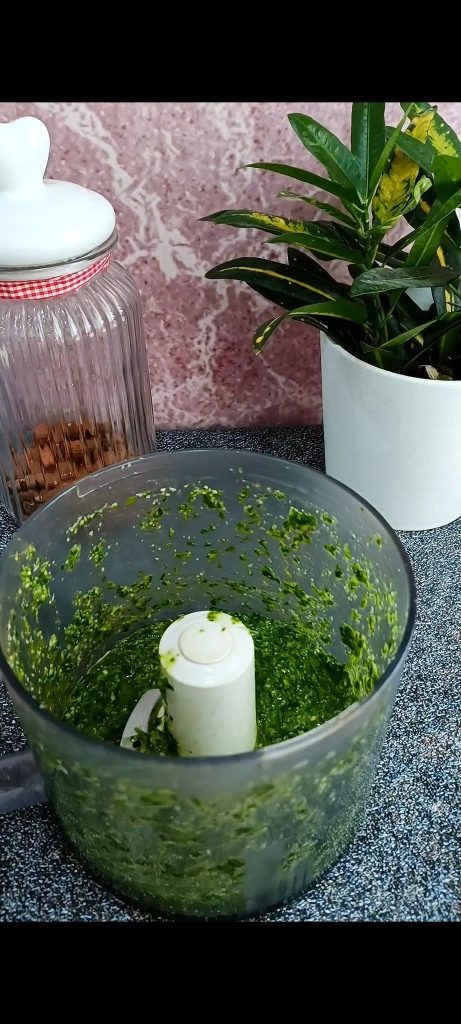 Arugula pesto in the chopper