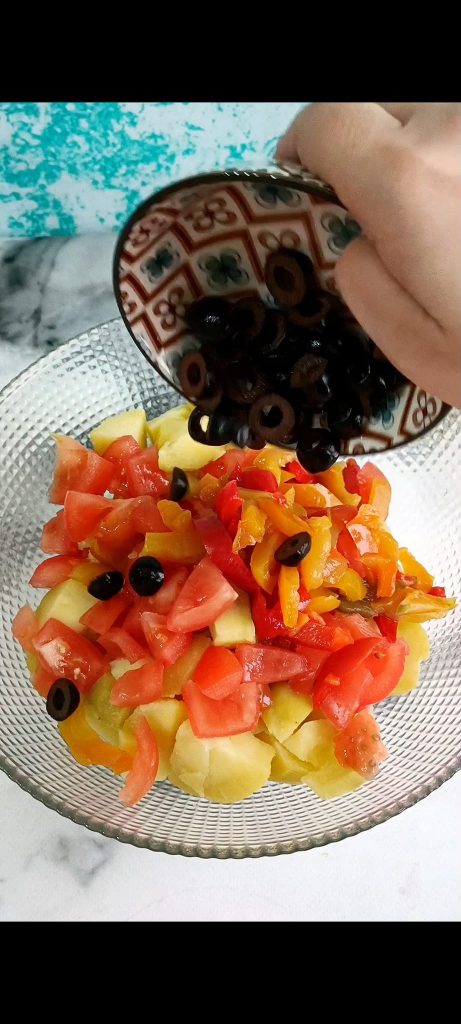Combine potatoes, tomatoes, shrimp, peppers, and black olives in the salad bowl