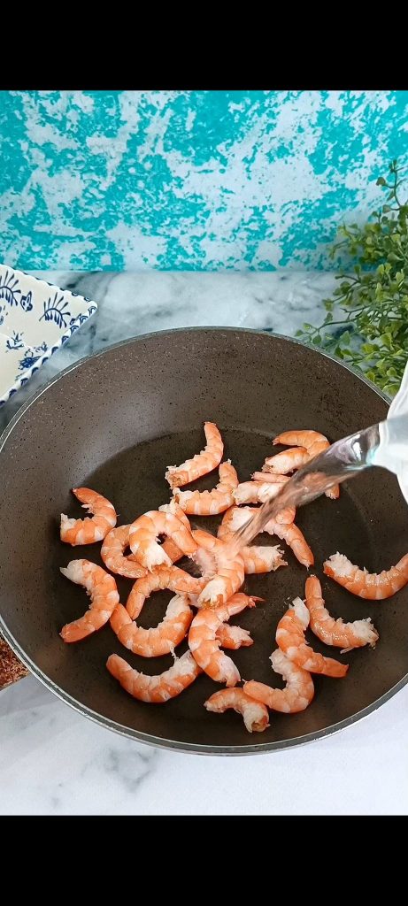 Shrimp in a pot with cold water