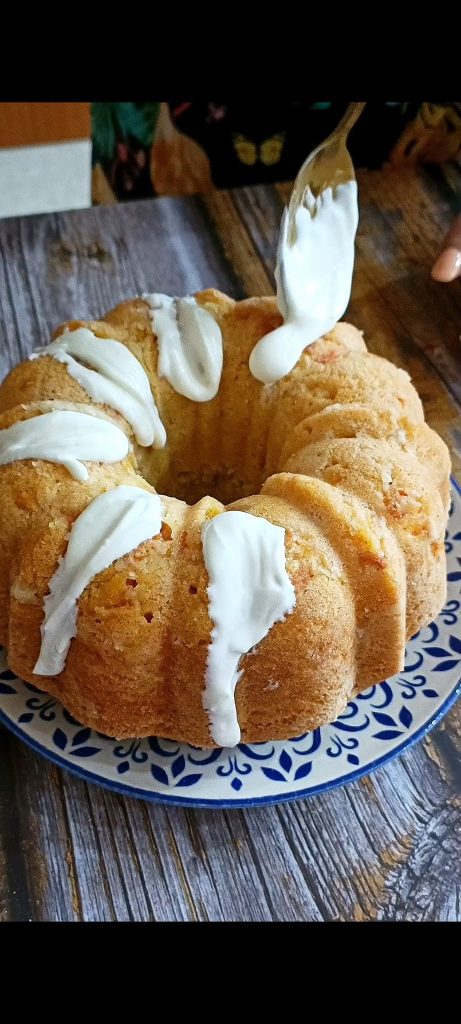 Decoration with yogurt and lemon