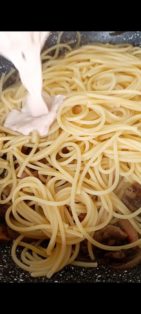 We drain the pasta, pouring it directly into the pan with the sauce and adding the chestnut cream