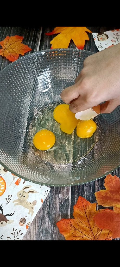 Cracking an egg, 2 yolks and sugar