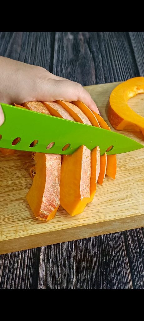 We clean the pumpkin and cut it into cubes
