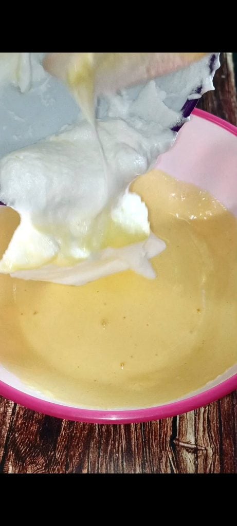 We incorporate the whites into the yolks