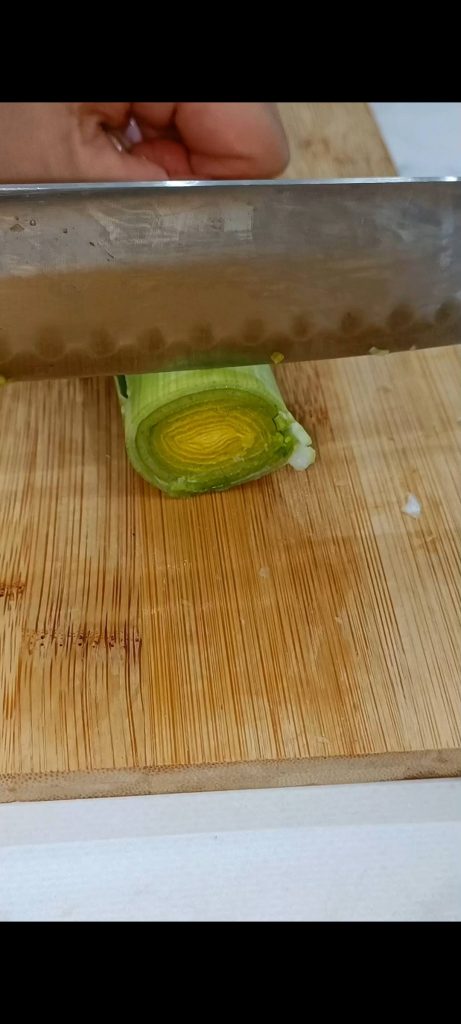 Cut the leeks into slices