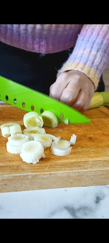 Cut the leek into rounds
