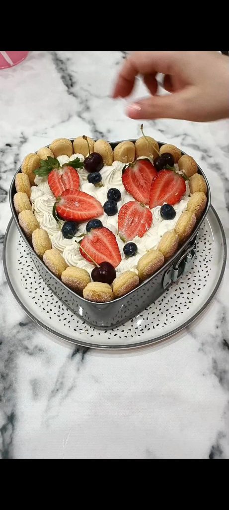 Covering with more cream and decorating with fruit