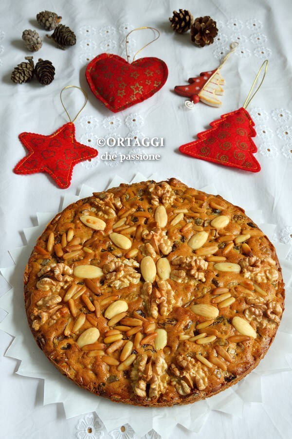 zelten trentino - cake with dried fruit